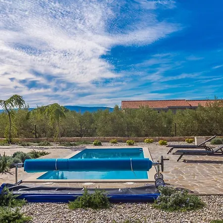 Rustic Bellamare Villa *