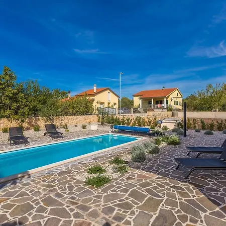 Rustic Bellamare Villa