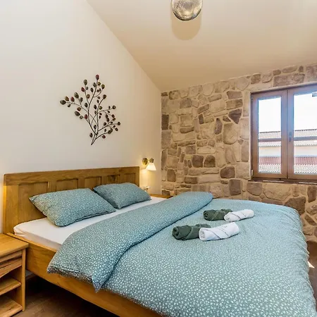 Rustic Bellamare *