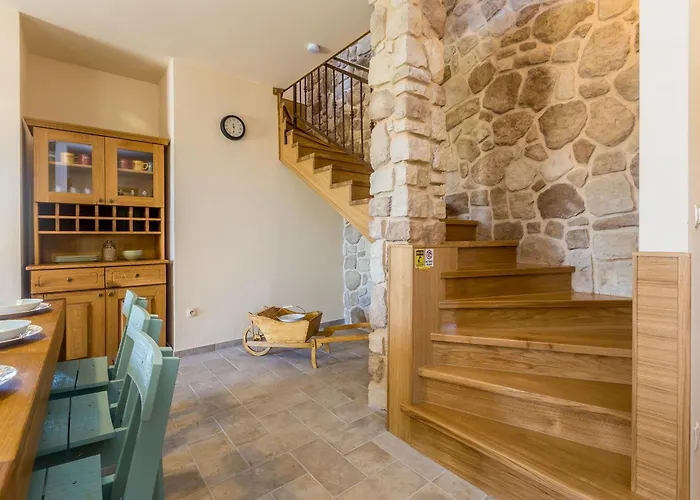 Rustic Bellamare Vila