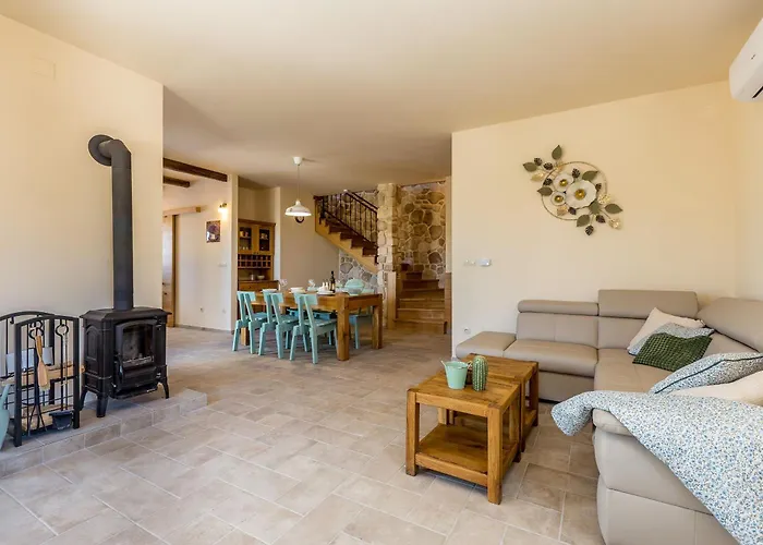 Rustic Bellamare Vila Linardici