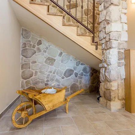 Rustic Bellamare *