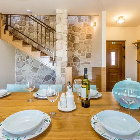 Rustic Bellamare *