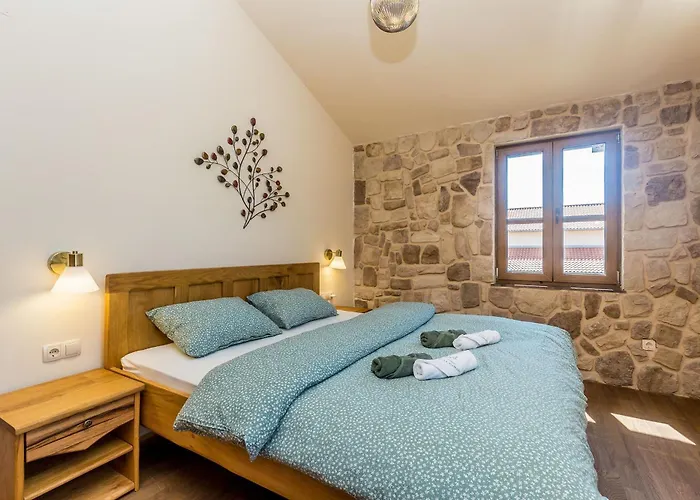 Rustic Bellamare *