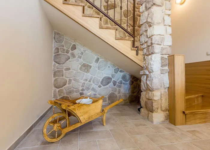 Rustic Bellamare *