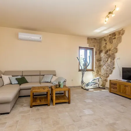 Rustic Bellamare Vila