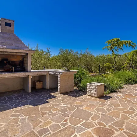 Rustic Bellamare Vila *