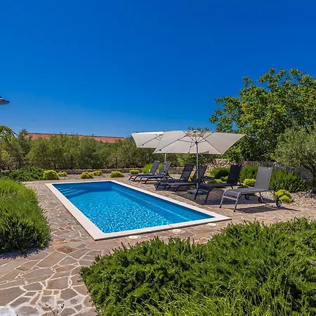 Rustic Bellamare Vila