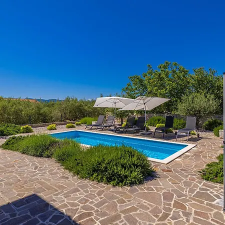 Rustic Bellamare Vila *